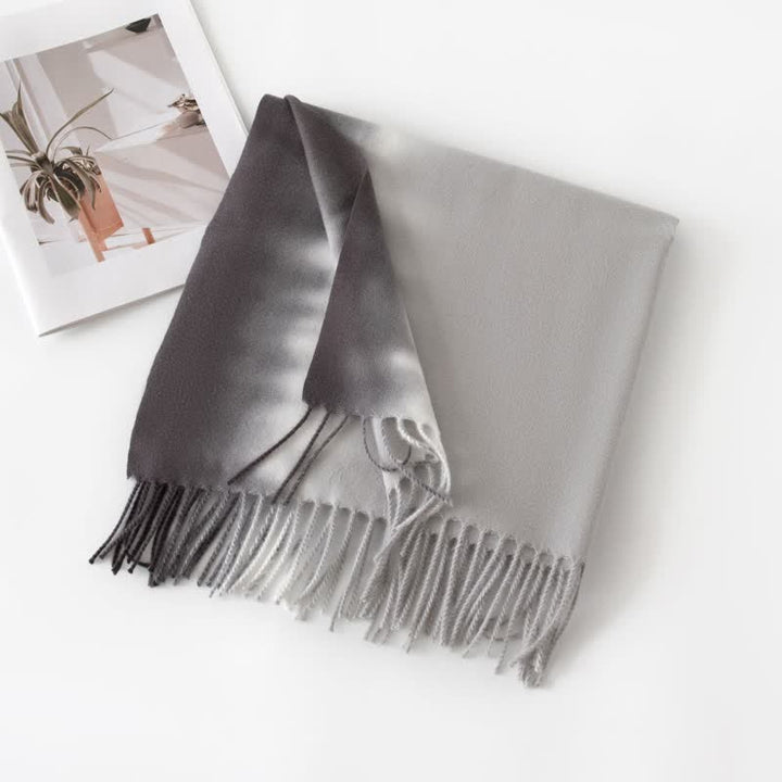 Sciarpa unisex in finto cashmere con frange colorate sfumate