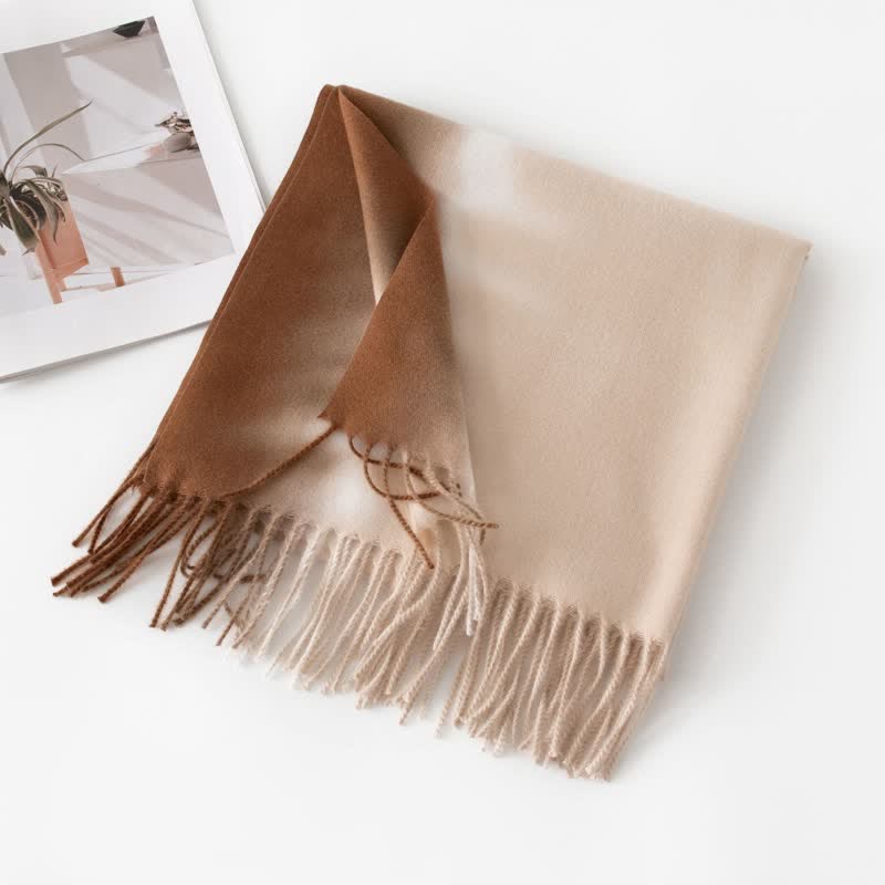 Sciarpa unisex in finto cashmere con frange colorate sfumate