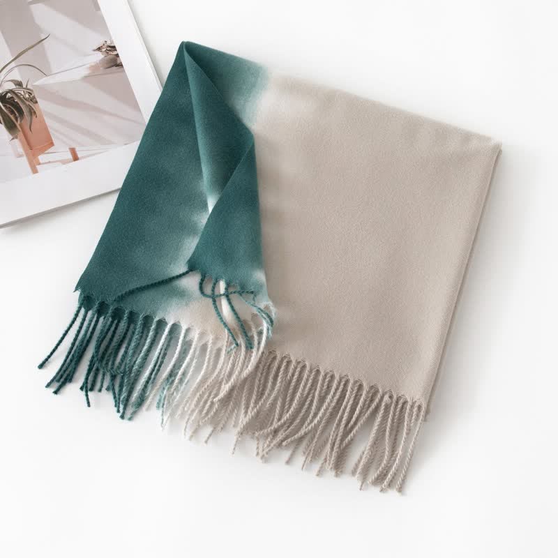 Sciarpa unisex in finto cashmere con frange colorate sfumate - Verde scuro e grigio chiaro - image 13