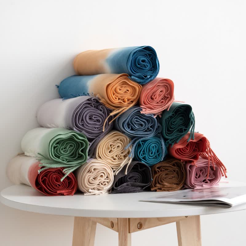 Sciarpa unisex in finto cashmere con frange colorate sfumate