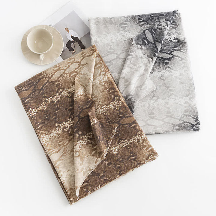 Sciarpa con stampa serpente in stile street chic da donna