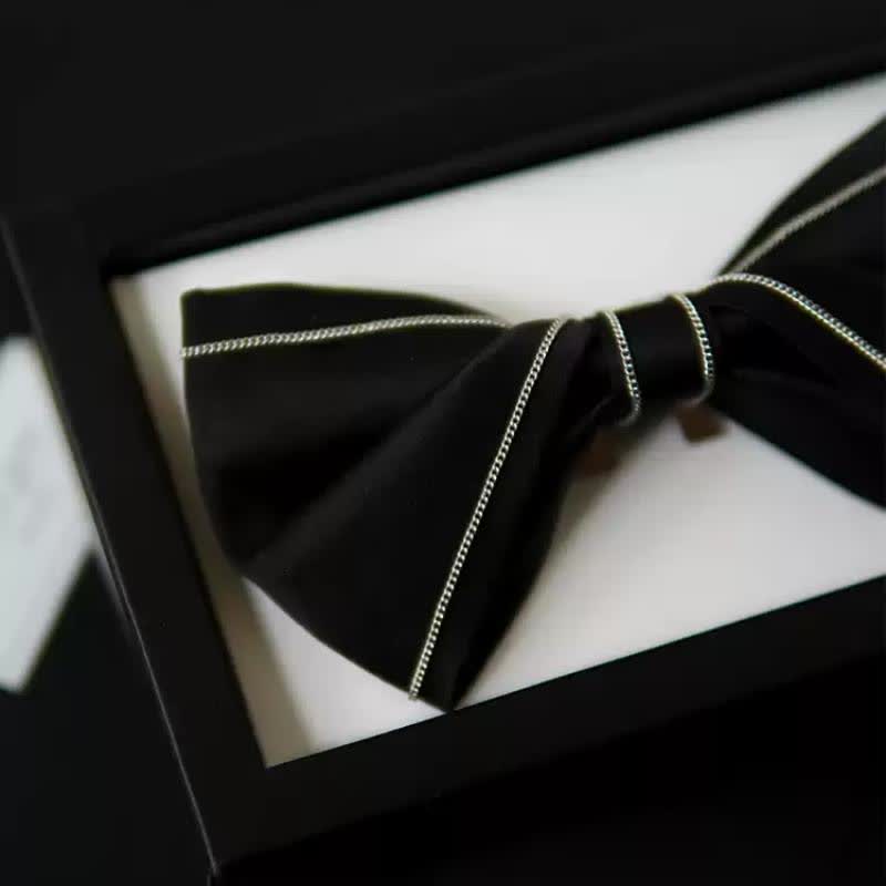 Cravatta a farfalla nera solida con catena e accenti in argento da uomo - Nero - image 0