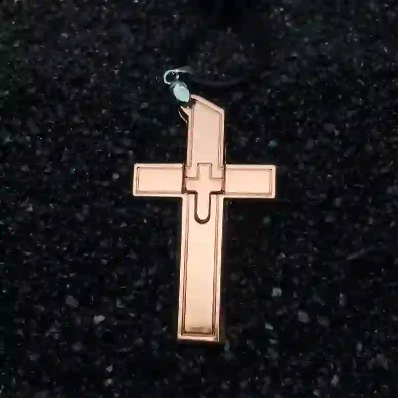 Collana con ciondolo multifunzione a forma di mini croce e coltello nascosto