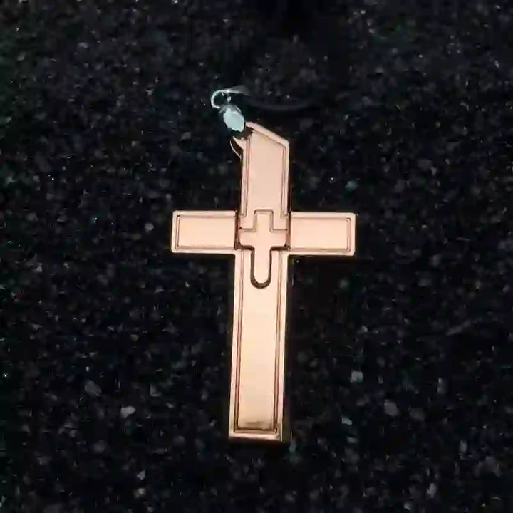 Collana con ciondolo multifunzione a forma di mini croce e coltello nascosto
