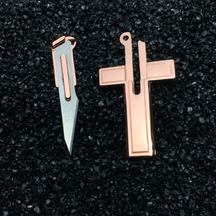 Collana con ciondolo multifunzione a forma di mini croce e coltello nascosto
