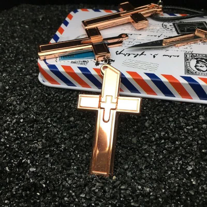 Collana con ciondolo multifunzione a forma di mini croce e coltello nascosto