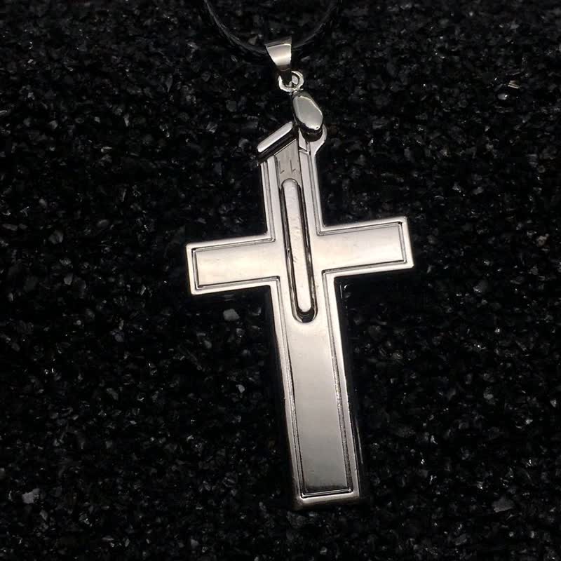 Collana con ciondolo multifunzione a forma di mini croce e coltello nascosto