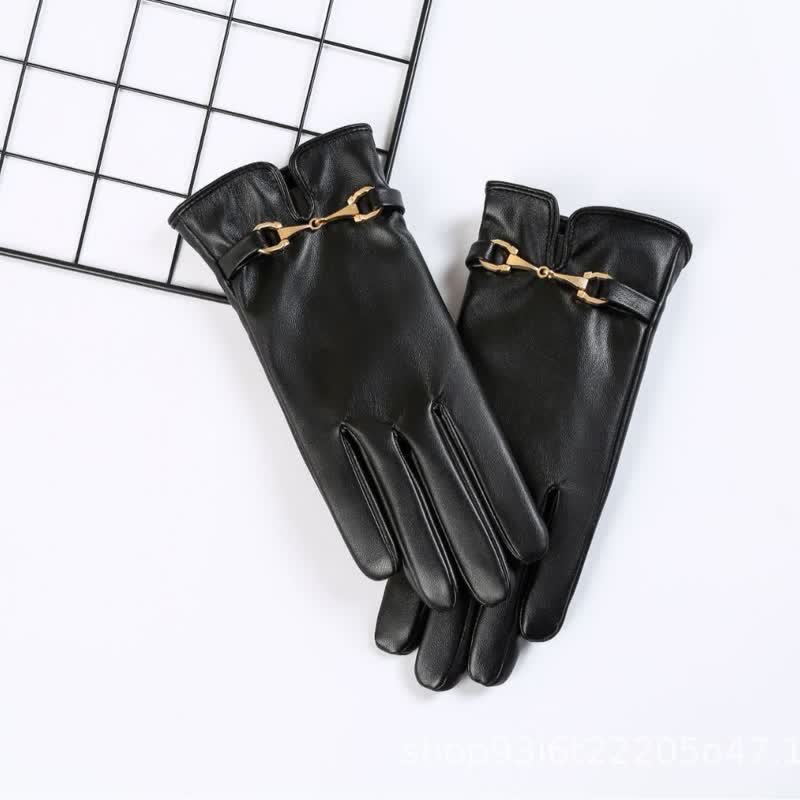 Guanti in pelle PU in velluto caldo con decorazione in metallo da donna