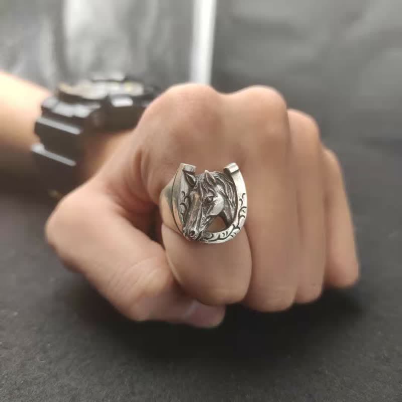 Anello regolabile con apertura a forma di toro e cavallo dominante da uomo