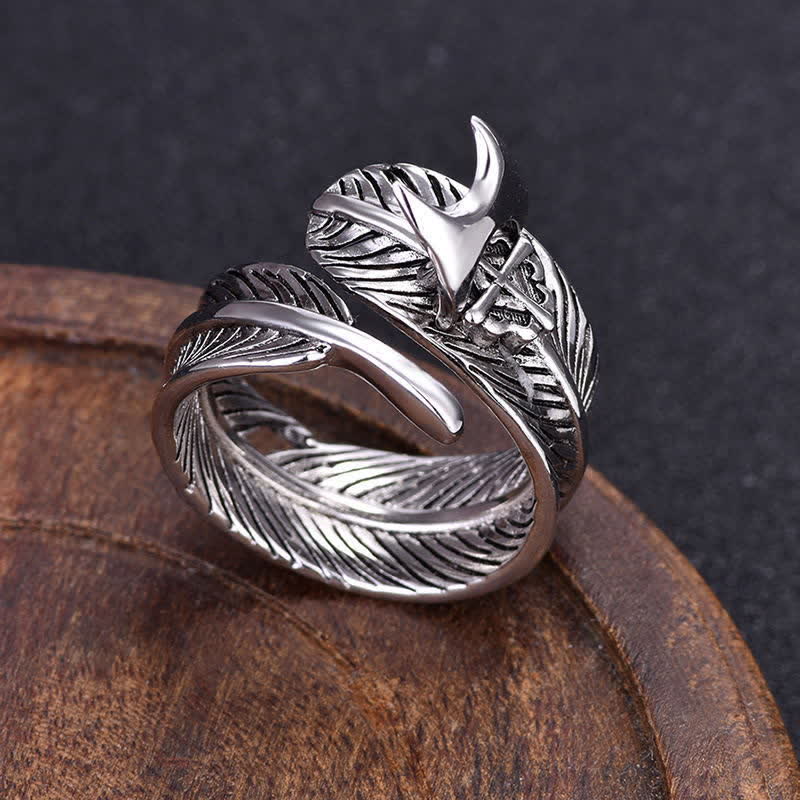 Anello regolabile con design a lama nascosta a croce di piume