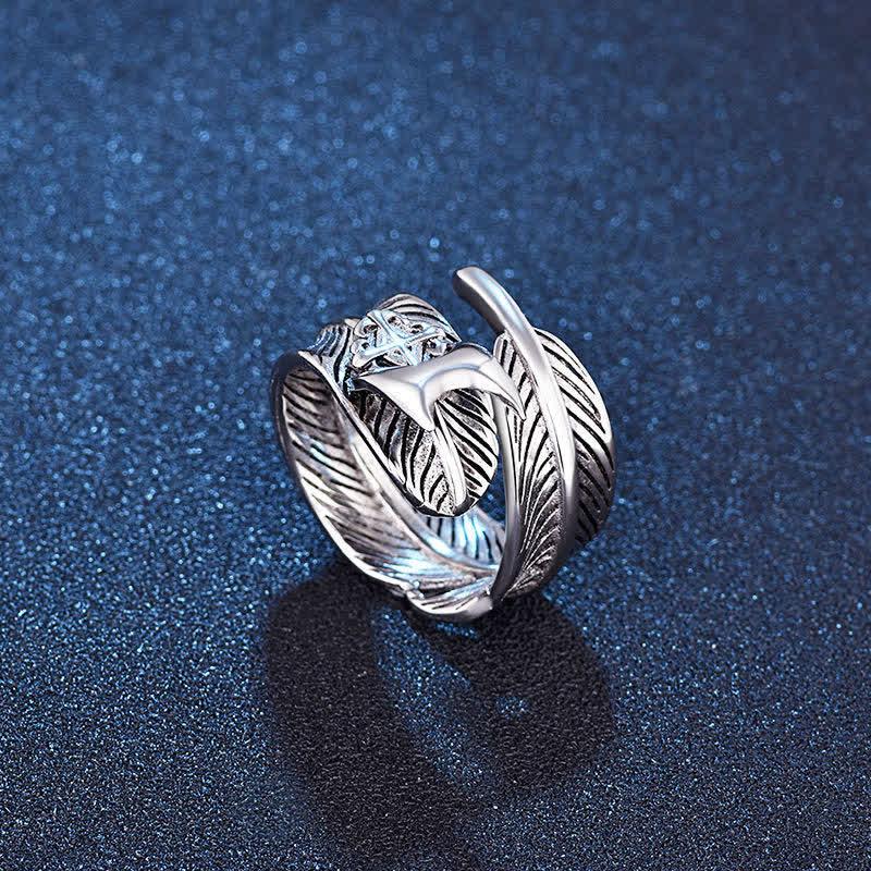Anello regolabile con design a lama nascosta a croce di piume