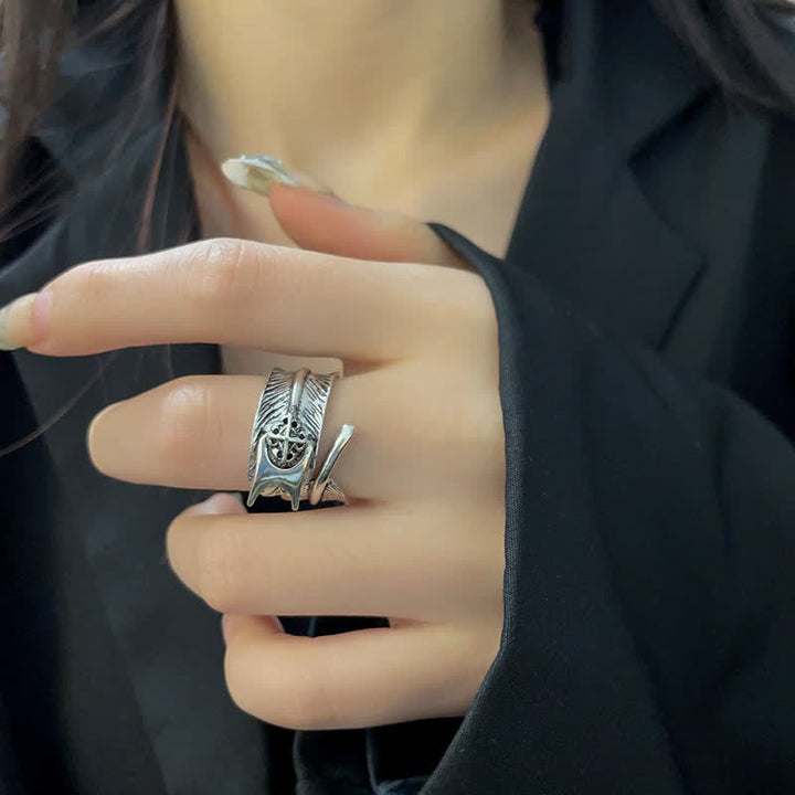 Anello regolabile con design a lama nascosta a croce di piume
