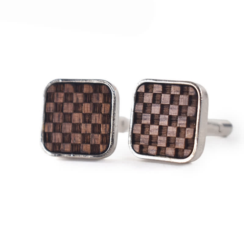 Gemelli da uomo in legno con piccoli quadrati a scacchiera scuri - image 3