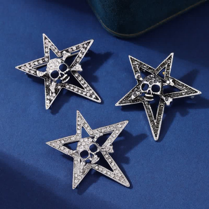 Spilla con teschio e osso a forma di pentagramma con strass