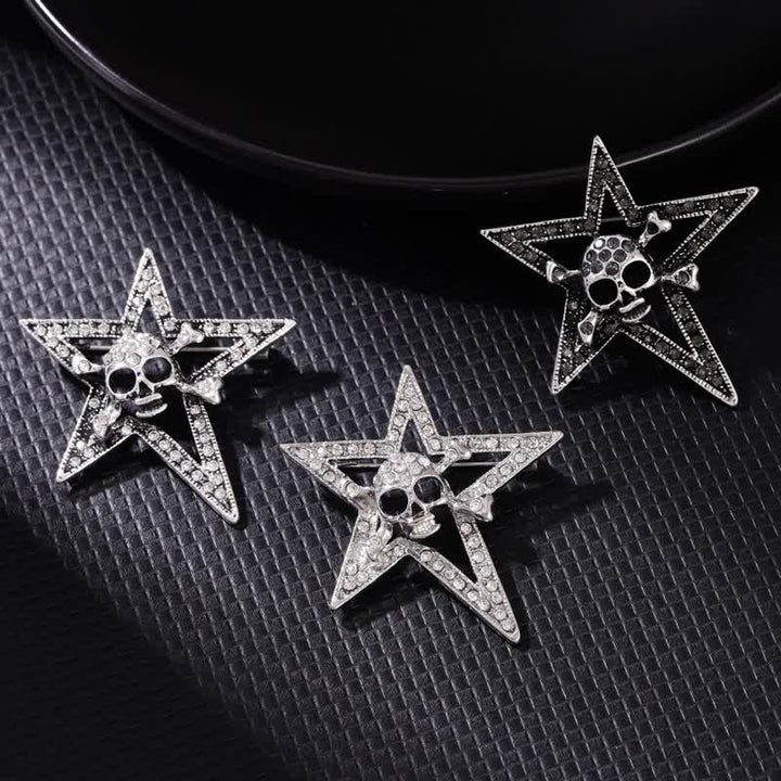 Spilla con teschio e osso a forma di pentagramma con strass