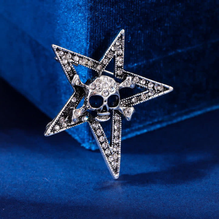 Spilla con teschio e osso a forma di pentagramma con strass
