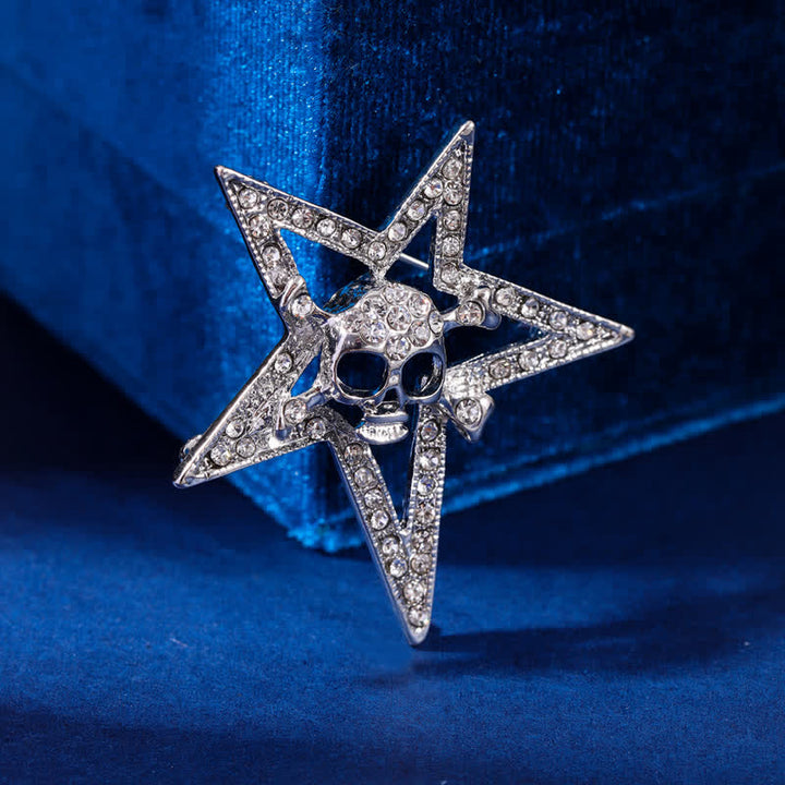Spilla con teschio e osso a forma di pentagramma con strass