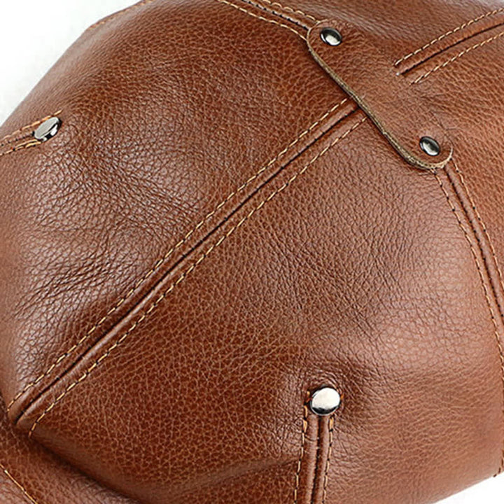 Cappello basco in pelle con rivetti, stile pittore ed artista chic