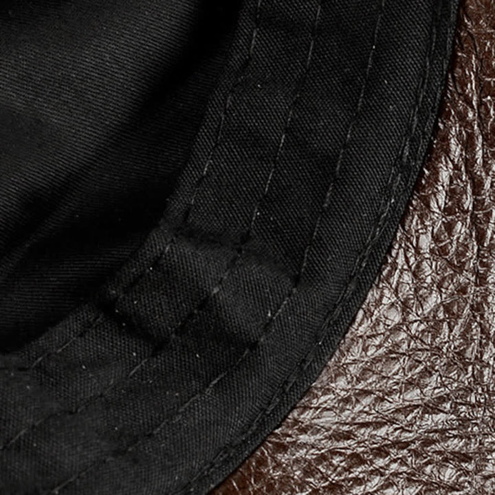 Cappello basco in pelle con decorazione a cerniera orizzontale
