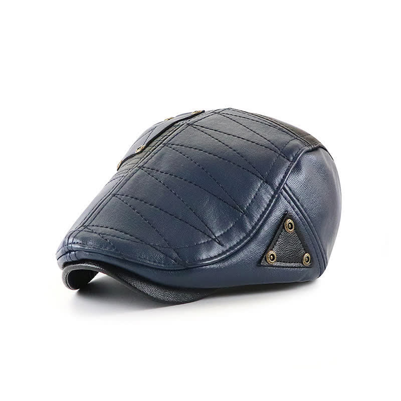 Cappello basco in pelle con cuciture alla moda e contrasto di colore