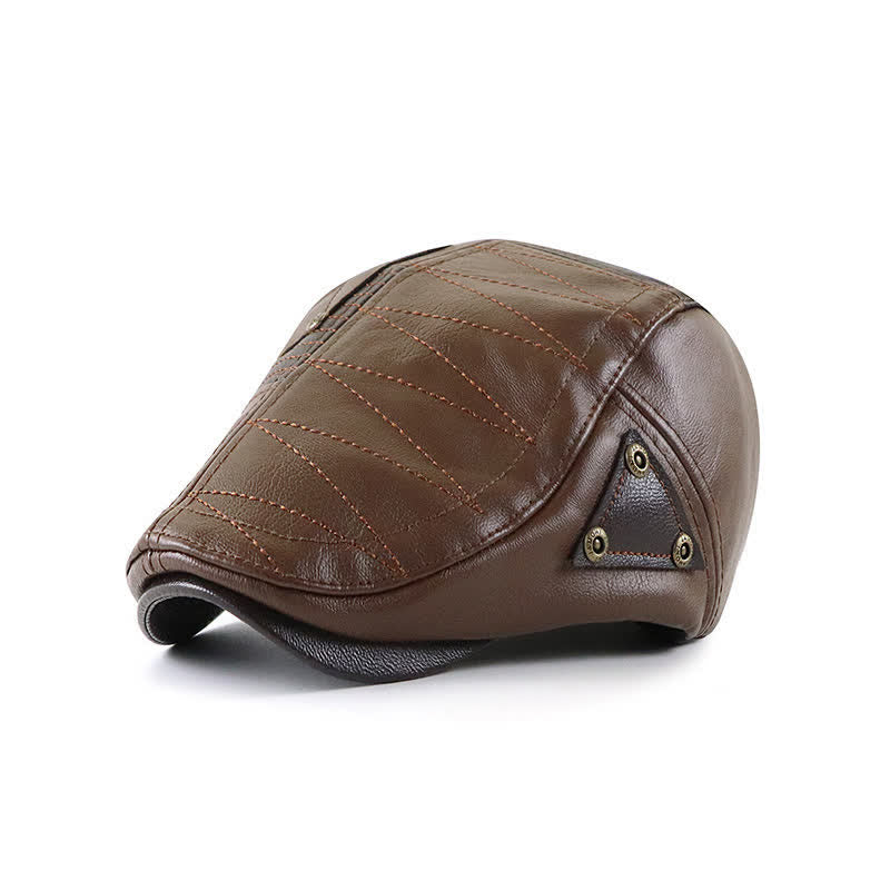 Cappello basco in pelle con cuciture alla moda e contrasto di colore