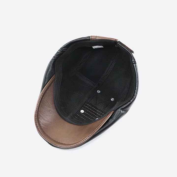 Cappello basco in pelle con cuciture alla moda e contrasto di colore