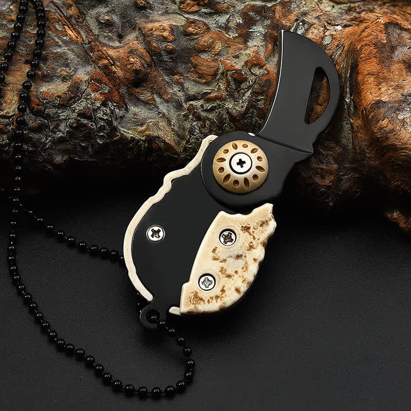 Portachiavi con collana e catena a forma di mini coltello pieghevole con teschio creativo