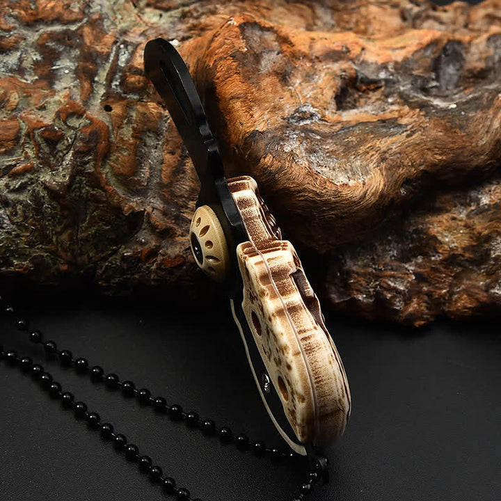 Portachiavi con collana e catena a forma di mini coltello pieghevole con teschio creativo