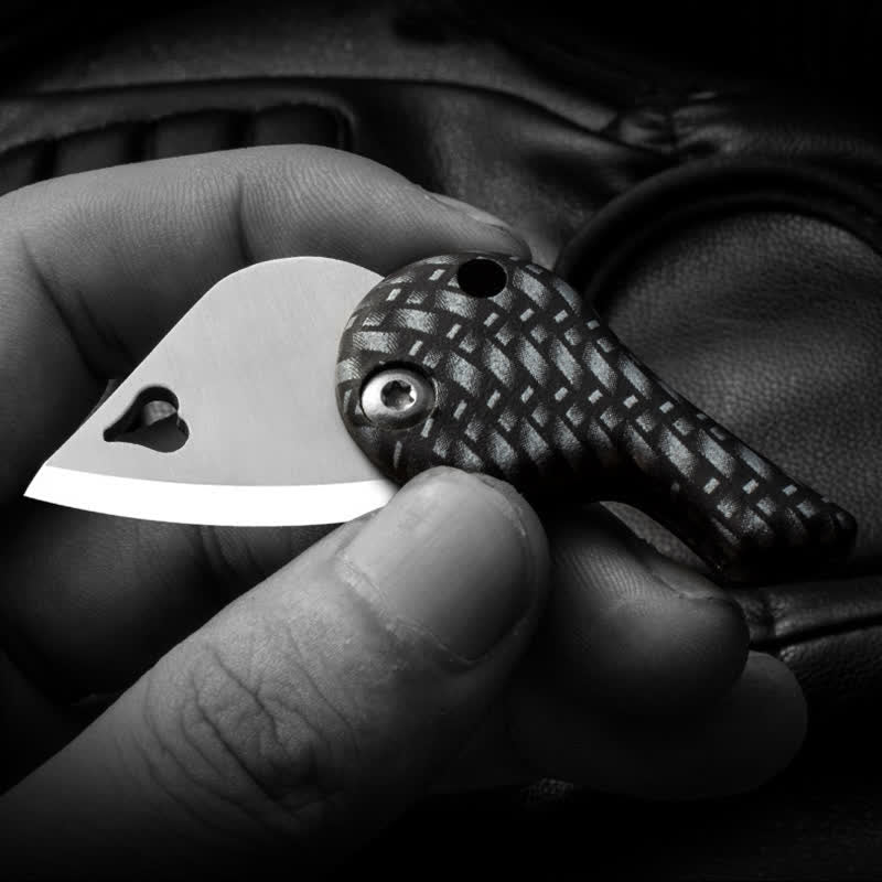 Portachiavi con coltello tascabile pieghevole a forma di cuore con lama cava