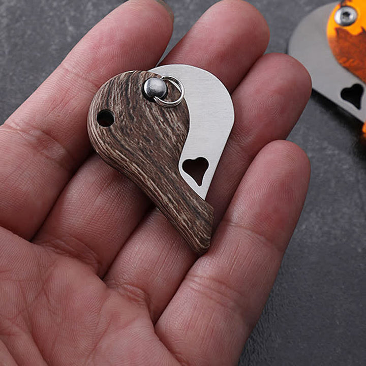 Portachiavi con coltello tascabile pieghevole a forma di cuore con lama cava