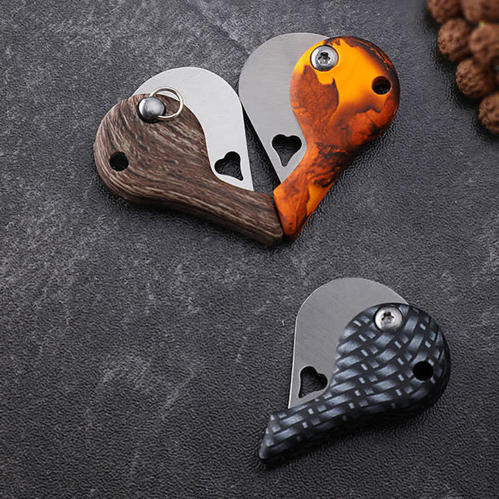 Portachiavi con coltello tascabile pieghevole a forma di cuore con lama cava