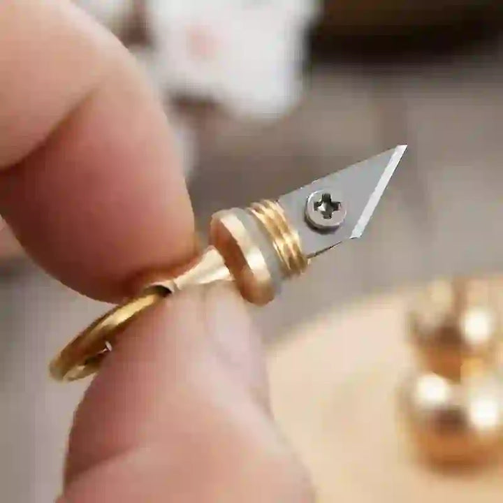 Portachiavi con coltello nascosto EDC in ottone a forma di zucca