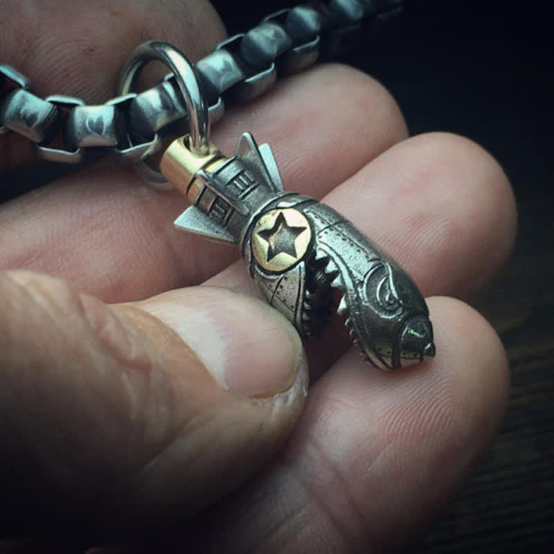 Portachiavi con ciondolo a forma di bomba a forma di stella e razzo di squalo