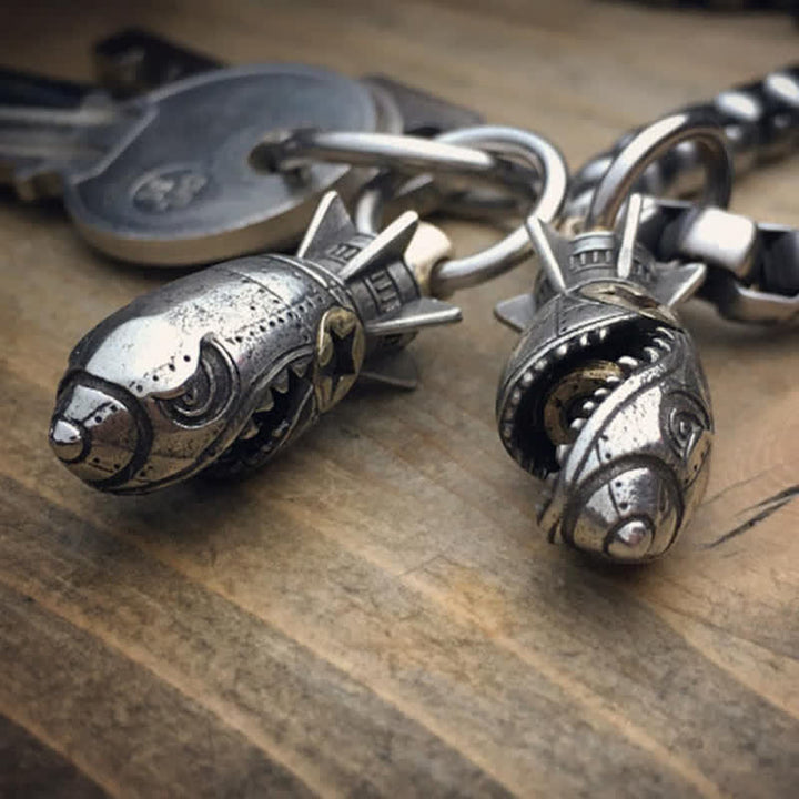 Portachiavi con ciondolo a forma di bomba a forma di stella e razzo di squalo