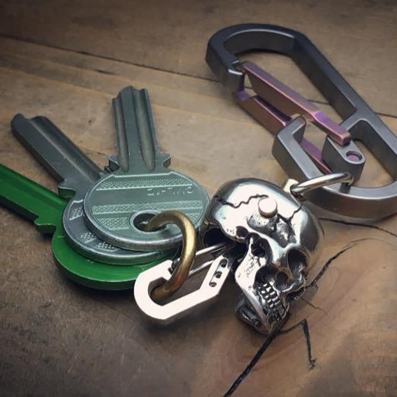 Portachiavi con ciondolo a forma di teschio in argento