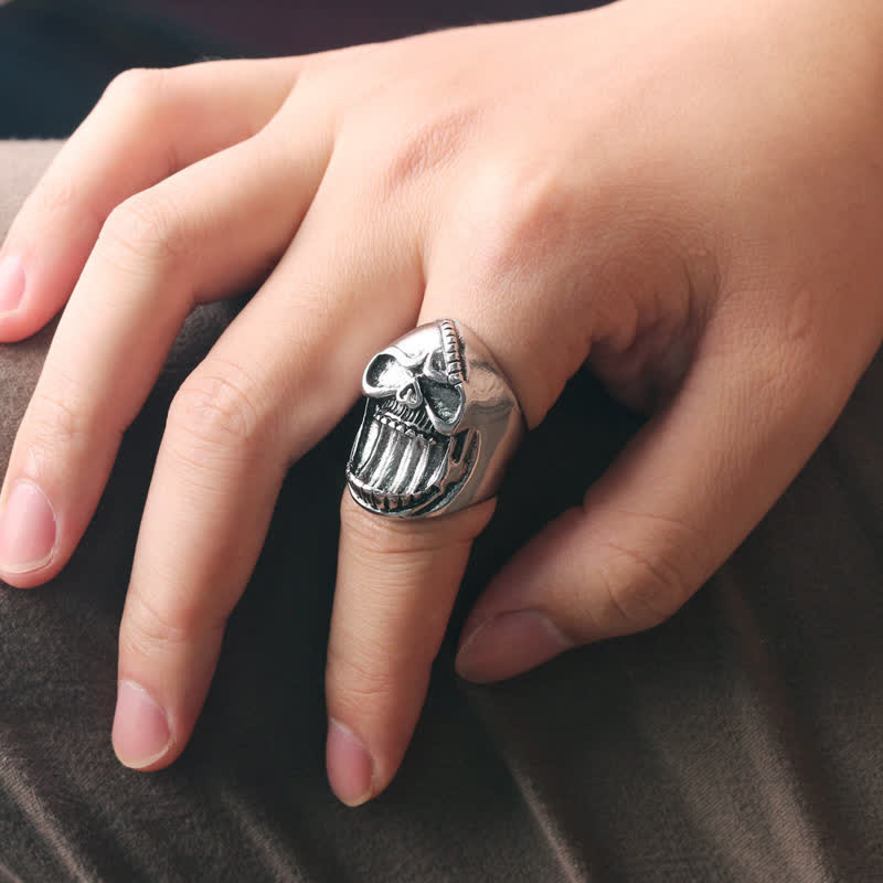 Anello apribottiglie con testa di teschio che ride in stile gotico