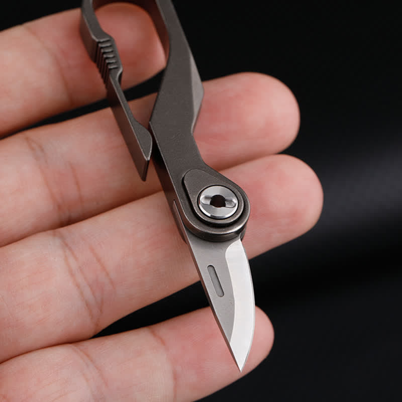 Portachiavi con mini coltello pieghevole in titanio e taglierino