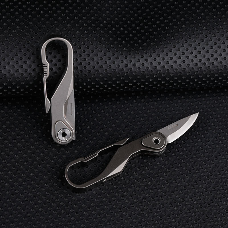 Portachiavi con mini coltello pieghevole in titanio e taglierino