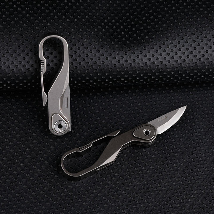 Portachiavi con mini coltello pieghevole in titanio e taglierino