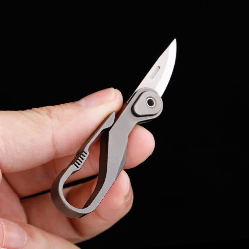Portachiavi con mini coltello pieghevole in titanio e taglierino