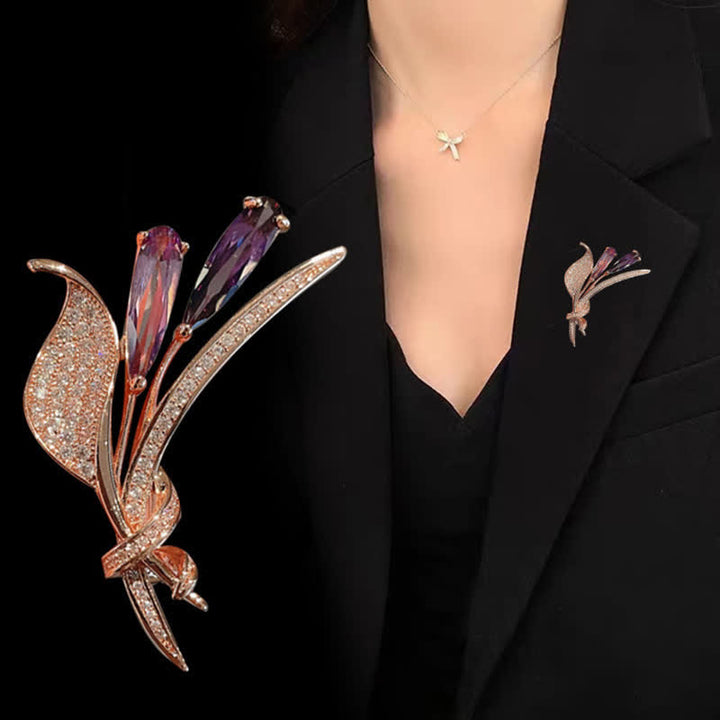 Spilla da donna con fiore delicato di giglio viola