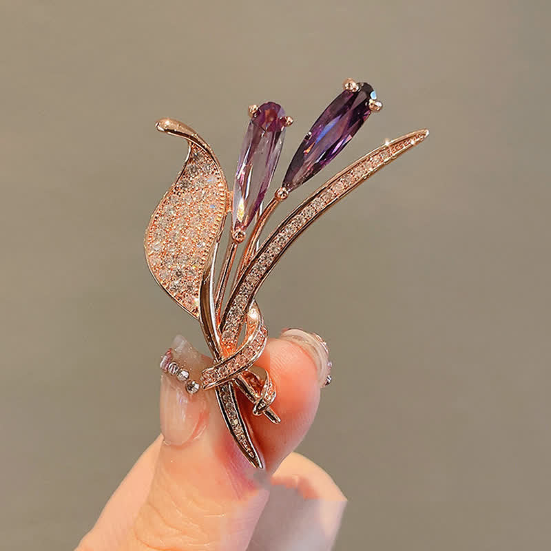 Spilla da donna con fiore delicato di giglio viola