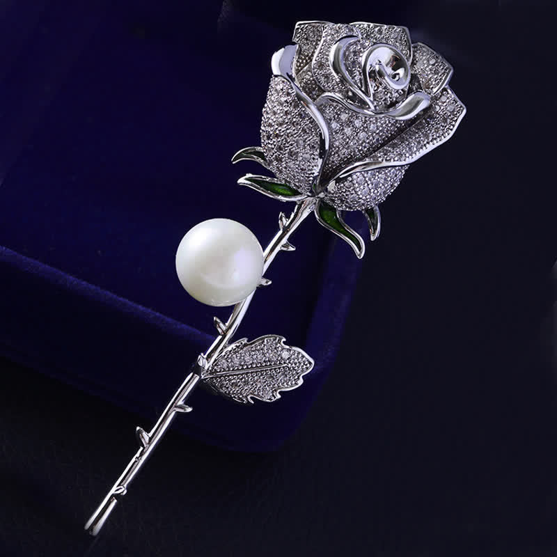 Versa elegante da donna con perle finte a forma di fiore di rosa