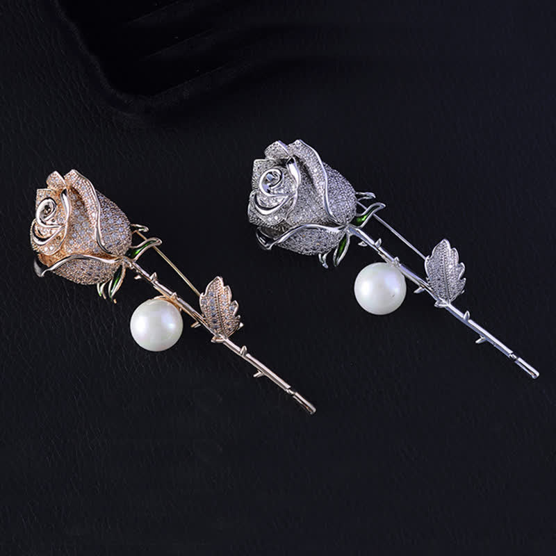 Versa elegante da donna con perle finte a forma di fiore di rosa