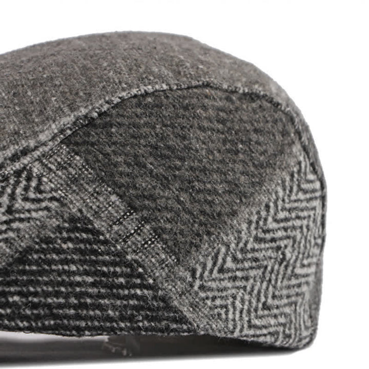 Cappello basco in tweed a spina di pesce con cuciture patchwork