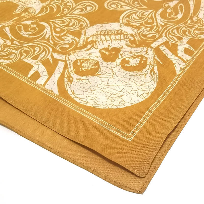 Sciarpa quadrata con stampa di teschio e scheletro pirata giallo e bianco