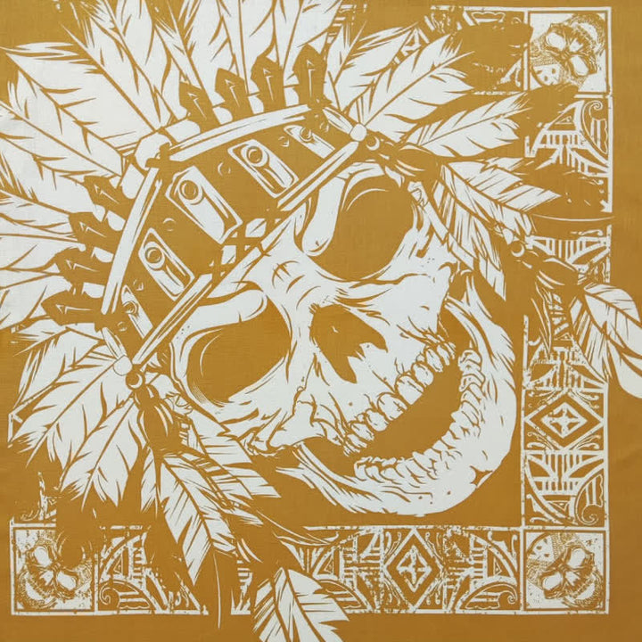 Sciarpa quadrata con stampa di teschio e scheletro pirata giallo e bianco