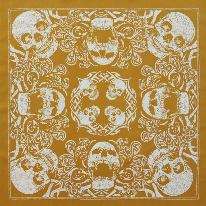 Sciarpa quadrata con stampa di teschio e scheletro pirata giallo e bianco