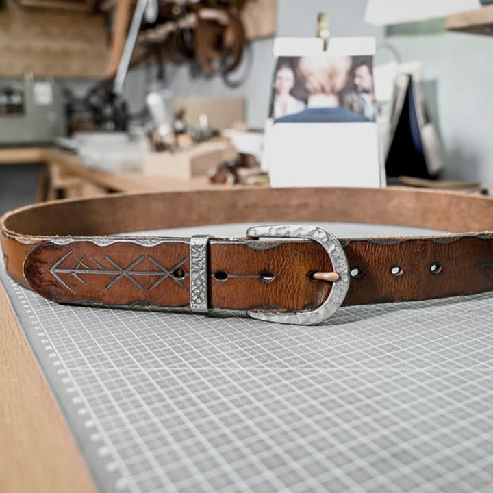 Cintura in pelle con fibbia a martello in argento e motivo a freccia intagliata