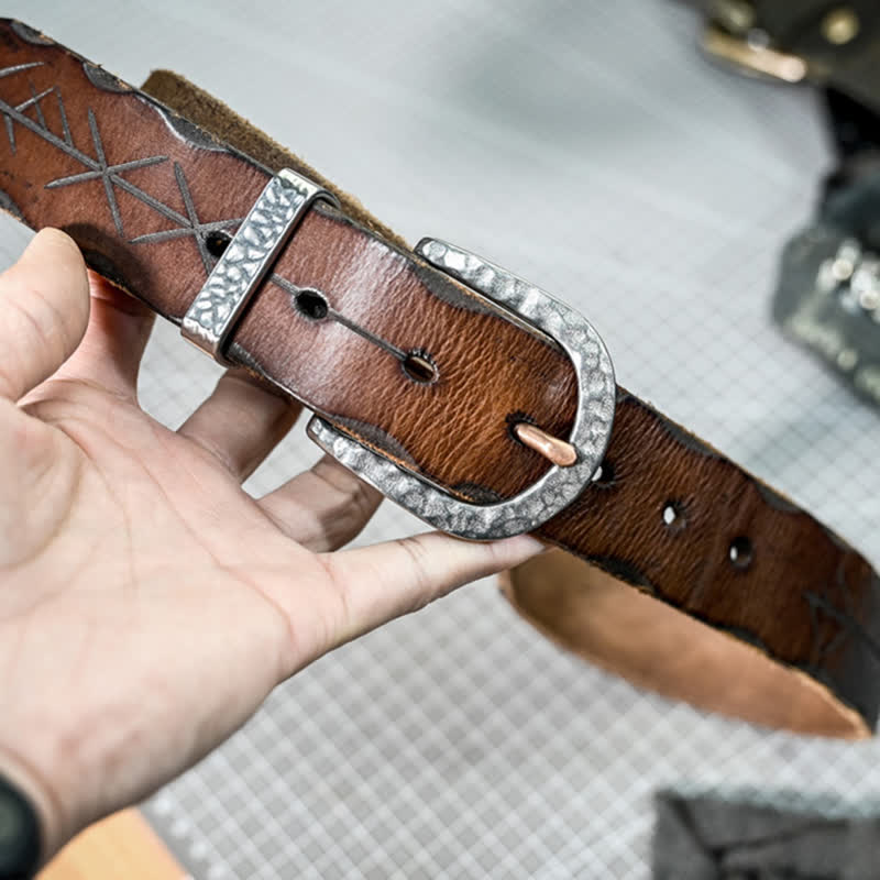 Cintura in pelle con fibbia a martello in argento e motivo a freccia intagliata